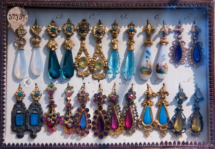 Vienna - Vintage earring display - 0218