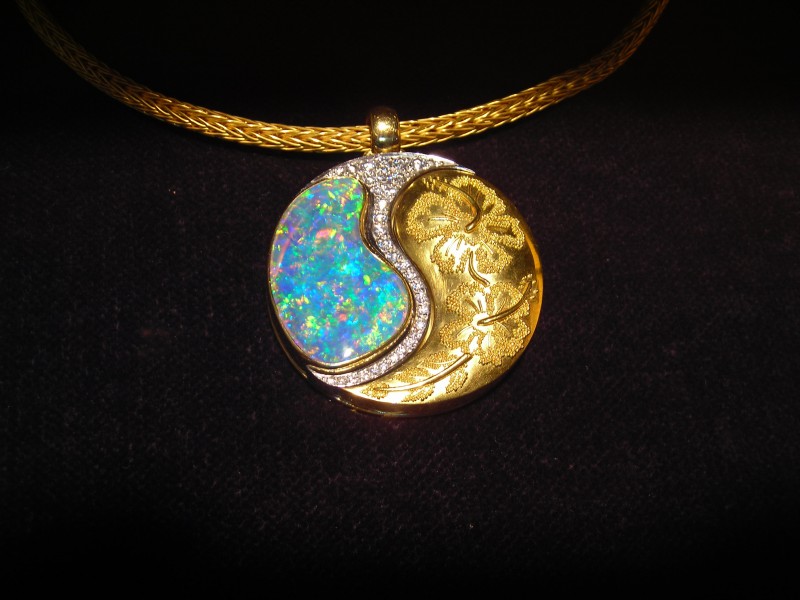 Pendant with opal and gold