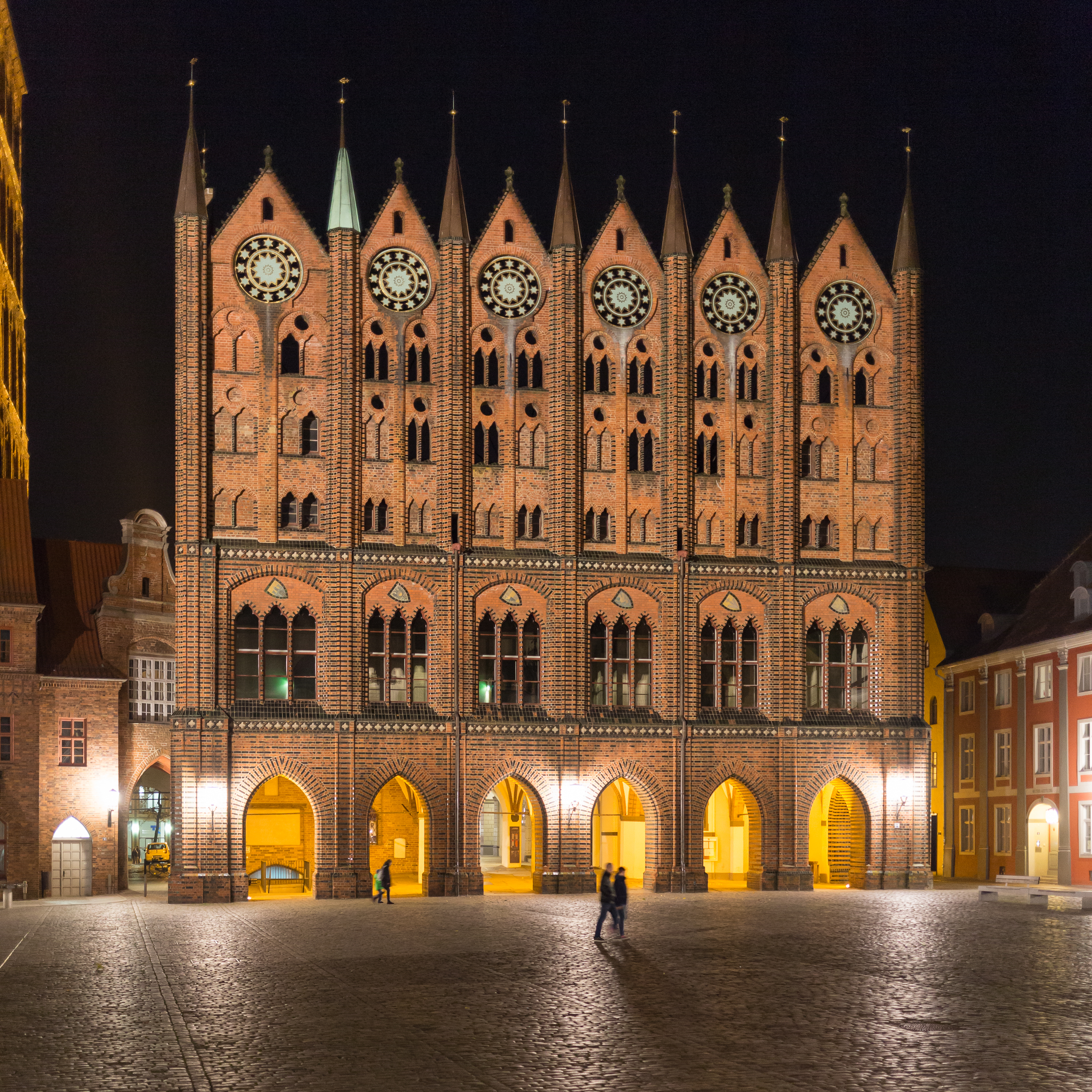 Rathaus Stralsund nächtlich erleuchtet