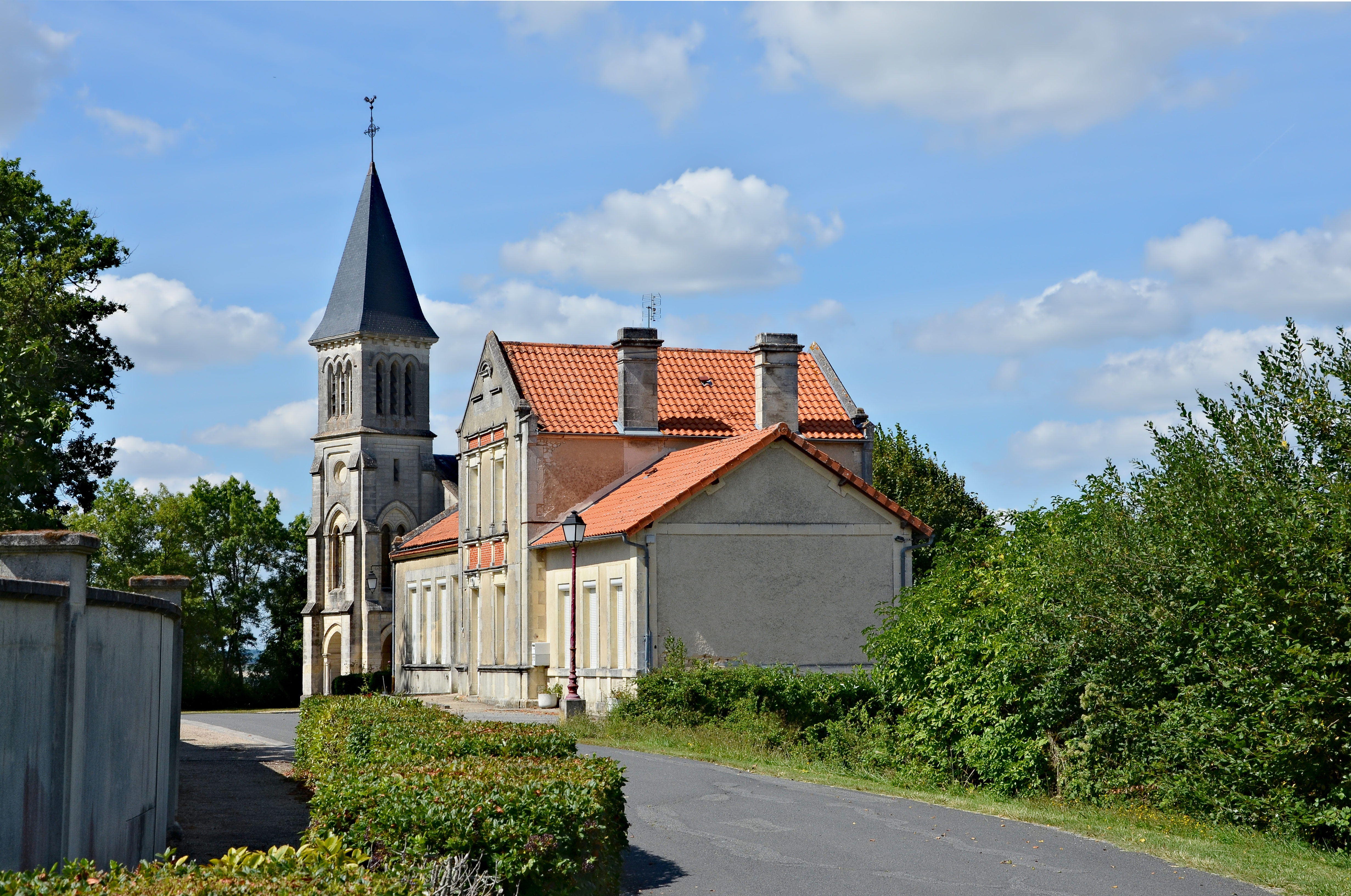 Montchaude 16 École&clocher SE 2013