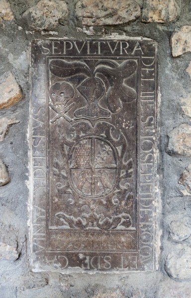 Lápida no claustro da Catedral. La Seu d'Urgell. Cataluña