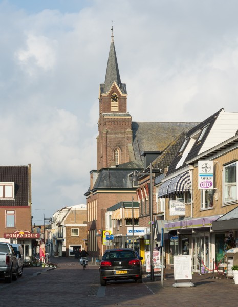 Sint Agneskerk Egmond with shopping Street 2014