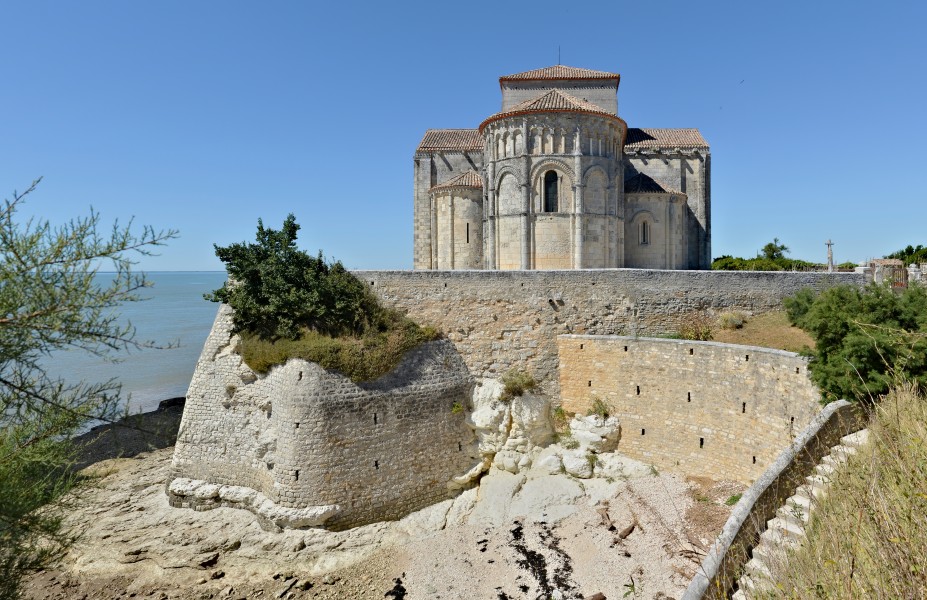 Talmont 17 Église remparts 2013