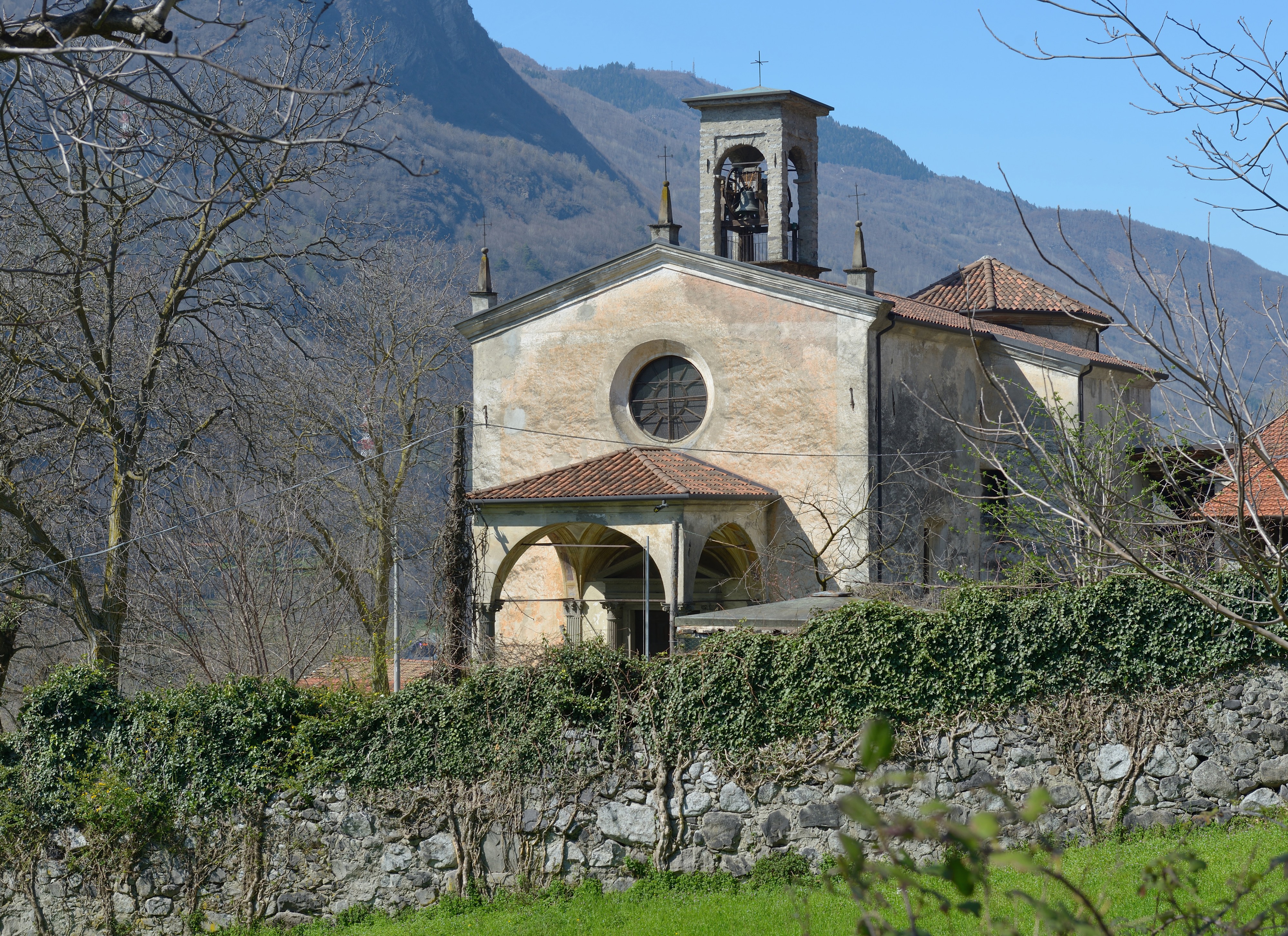 Chiesa delle Sante Faustina e Liberata entrata sud est 2