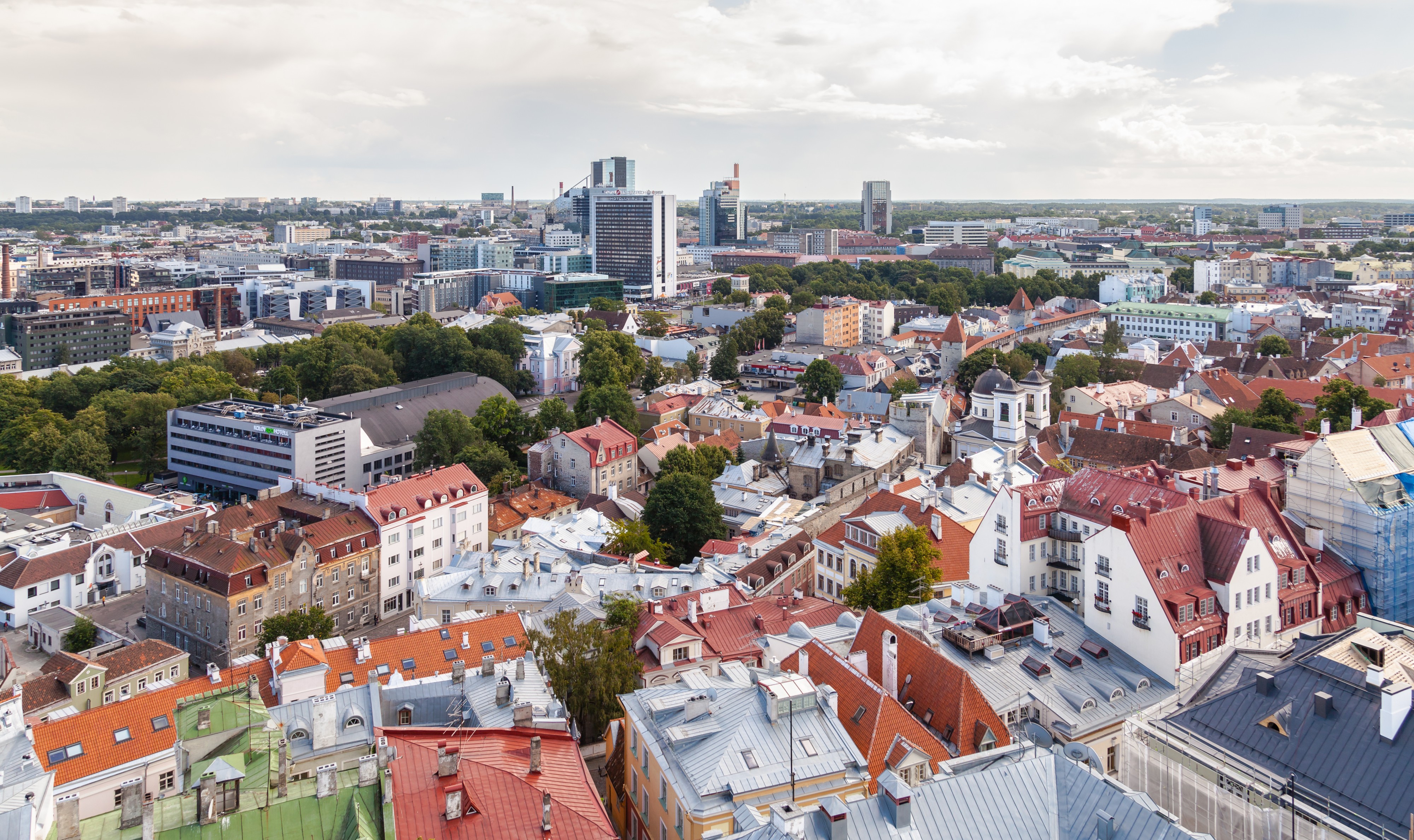 Vistas panorámicas desde la iglesia de San Olaf, Tallinn, Estonia, 2012-08-05, DD 27