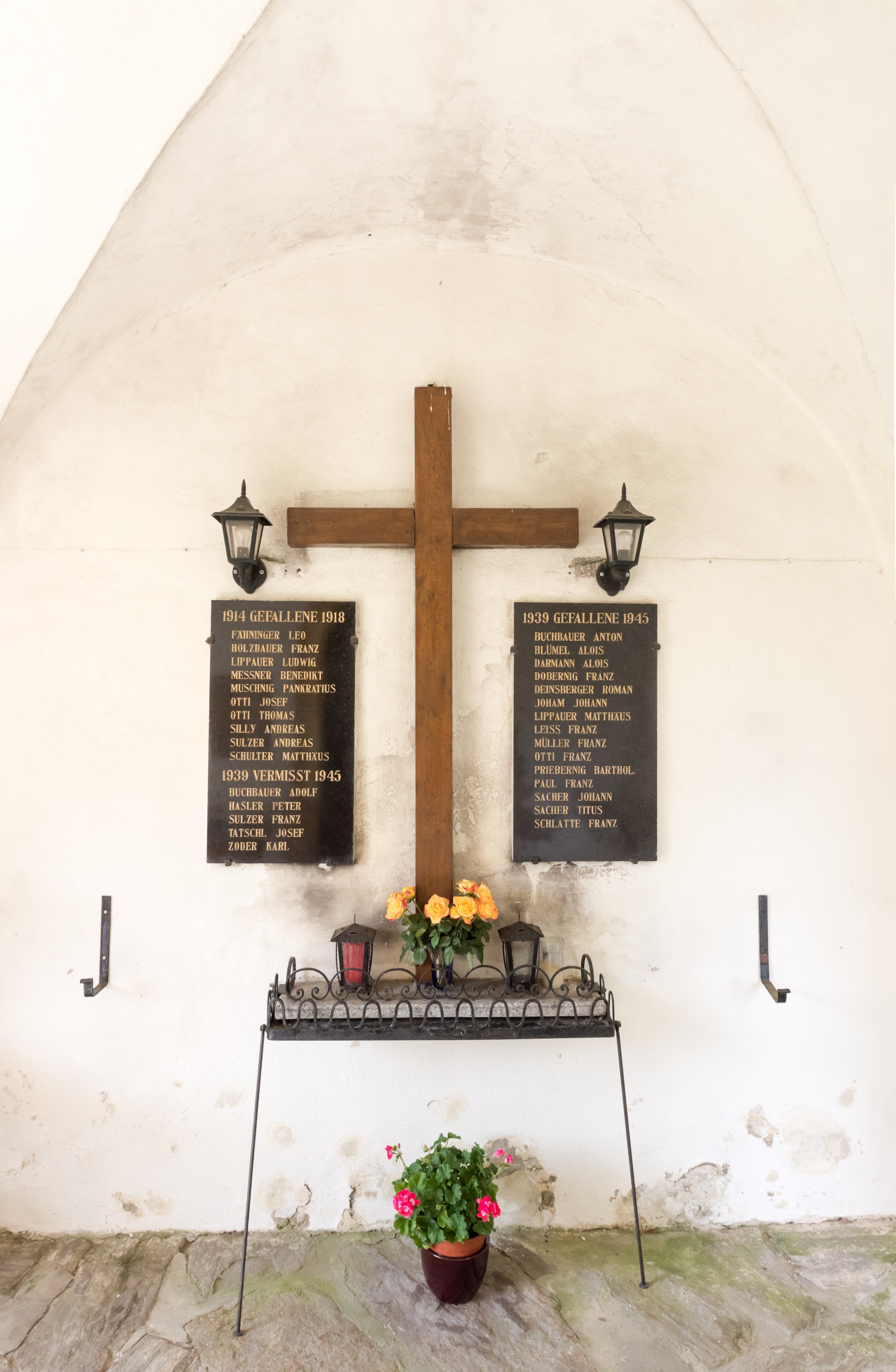 Wolfsberg Aichberg Filialkirche hl Bartholomaeus Vorhalle Kriegerdenkmal 26082015 7030