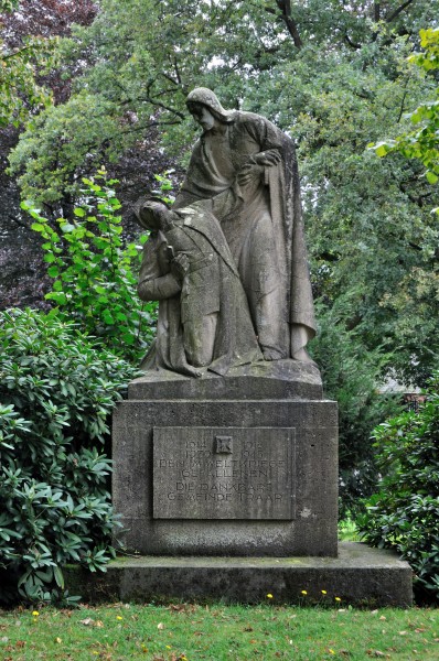 Krefeld, Ehrenmal Traar, 2011-08 CN-01