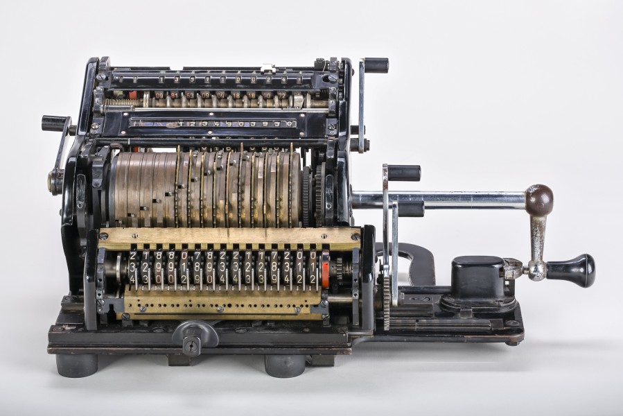 Mechanical-calculator-Brunsviga-15-01