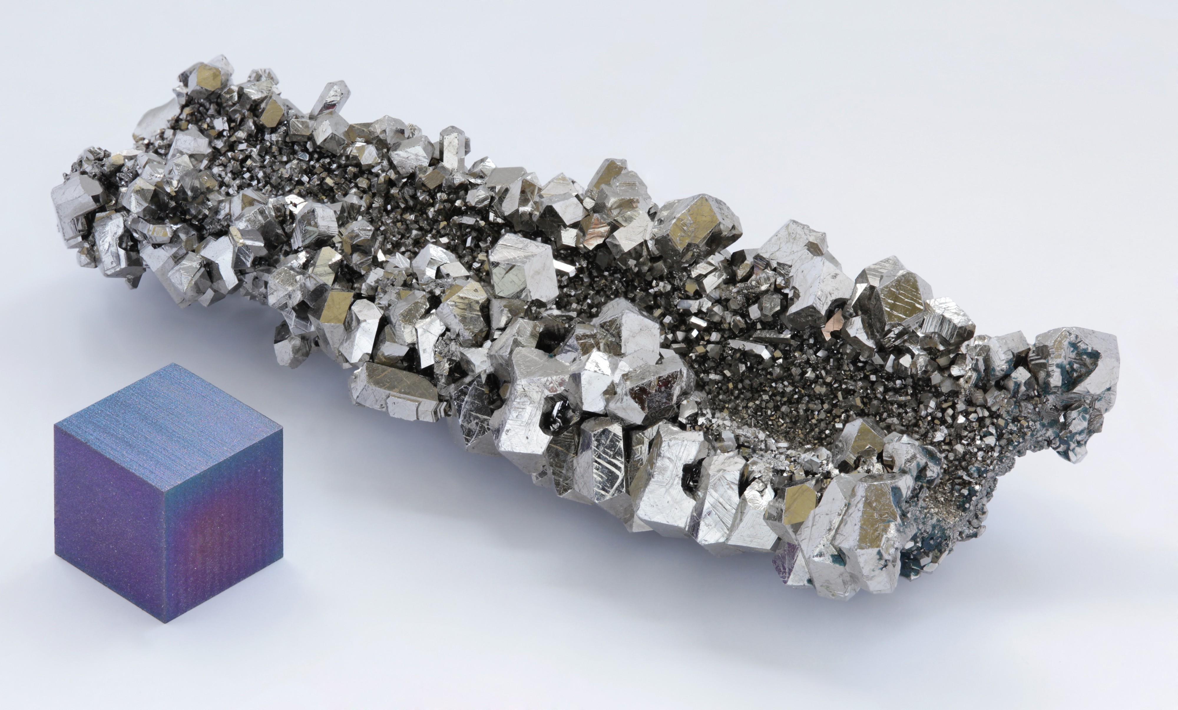 Niobium crystals and 1cm3 cube