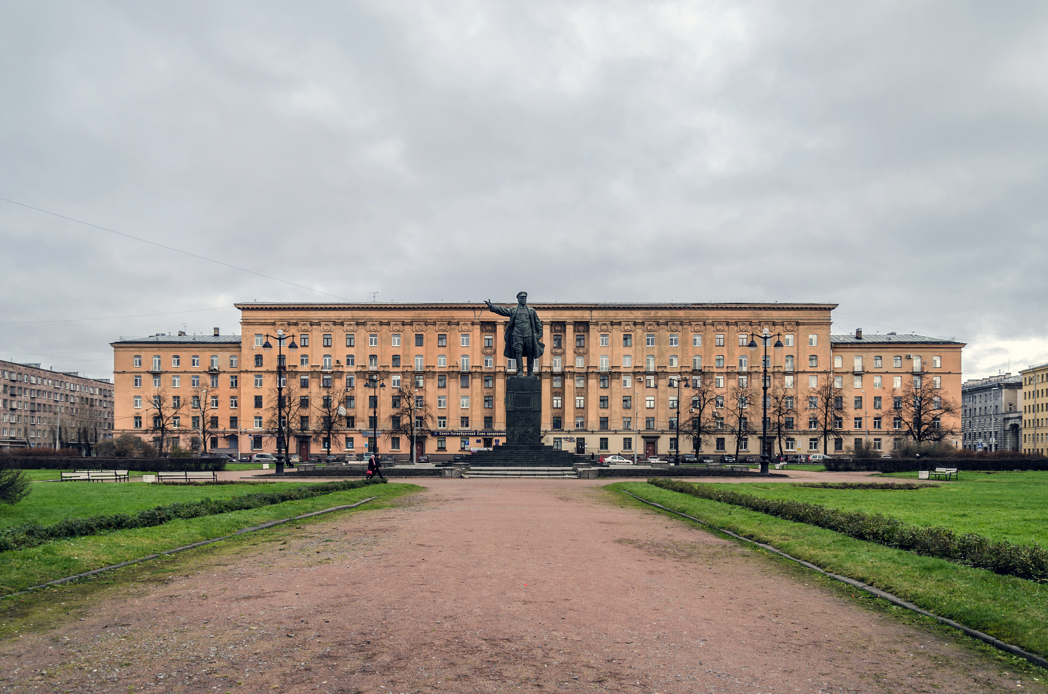 Кировский в петербурге. Кировская площадь СПБ. Площадь Кировского района Санкт-Петербурга. Площадь Кирова Санкт-Петербург. Кировский сквер СПБ.