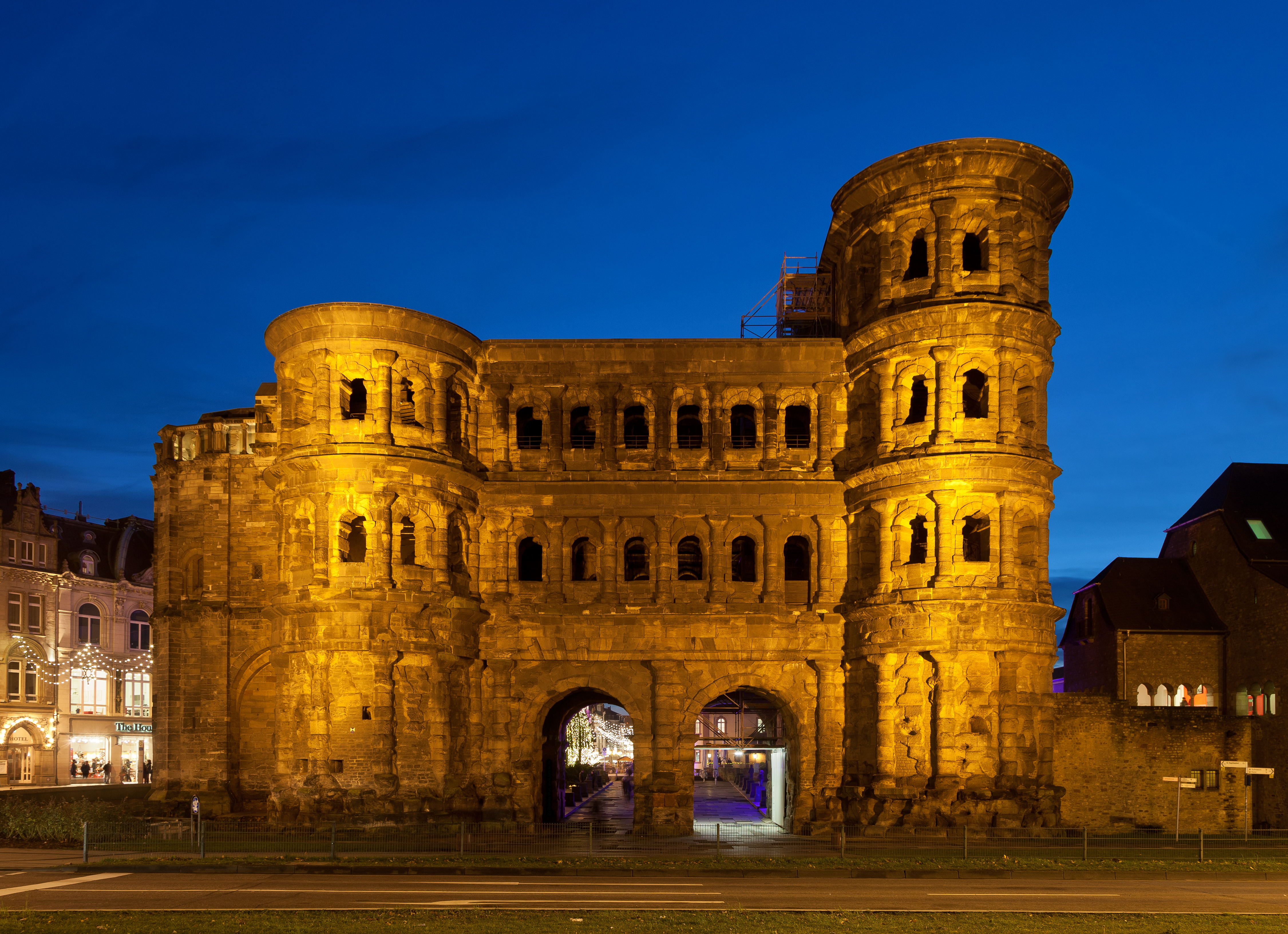 Porta Nigra abends