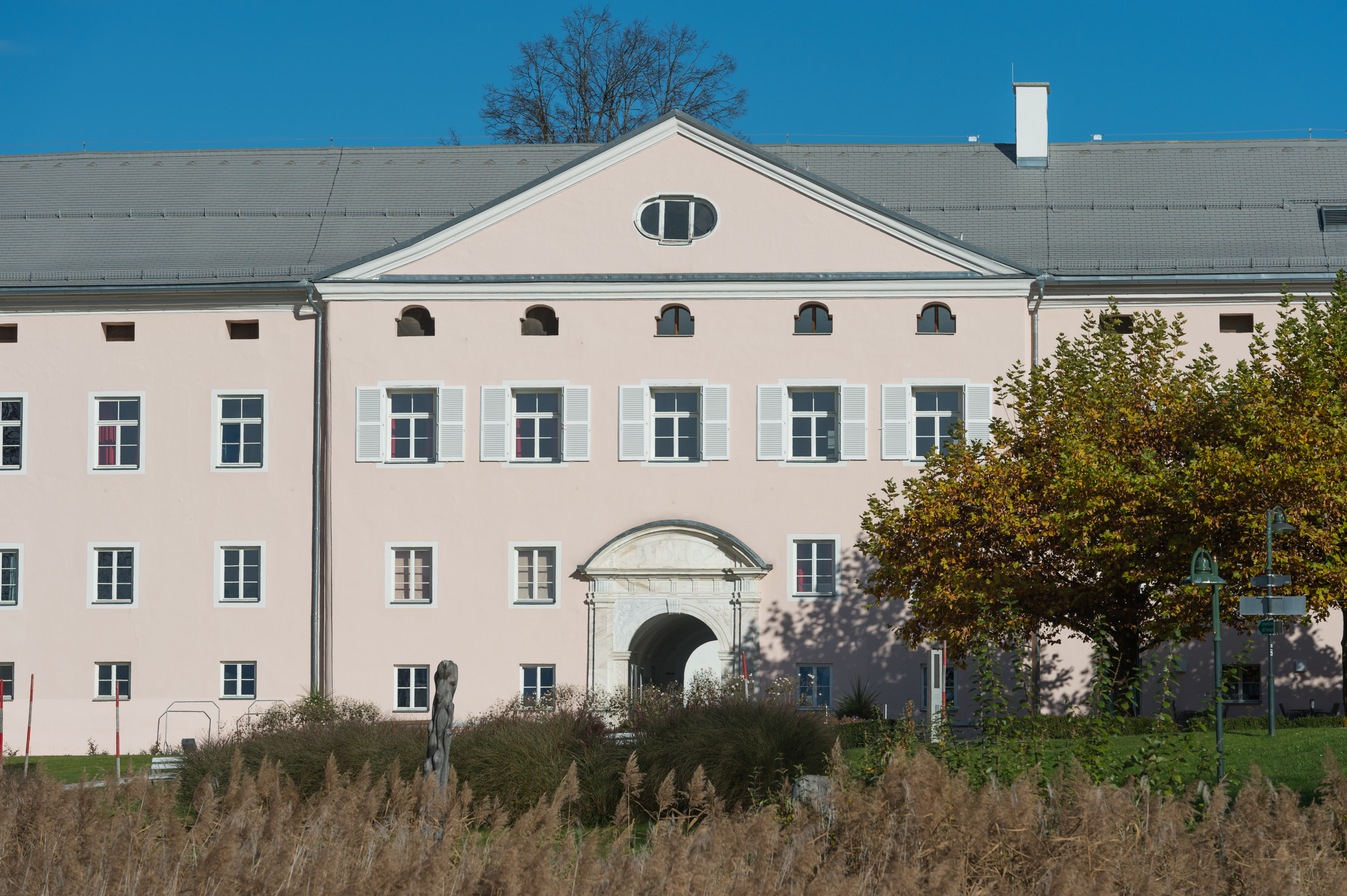 Ossiach Stift Westfluegel Mittelrisalit mit Portal 04112015 2167