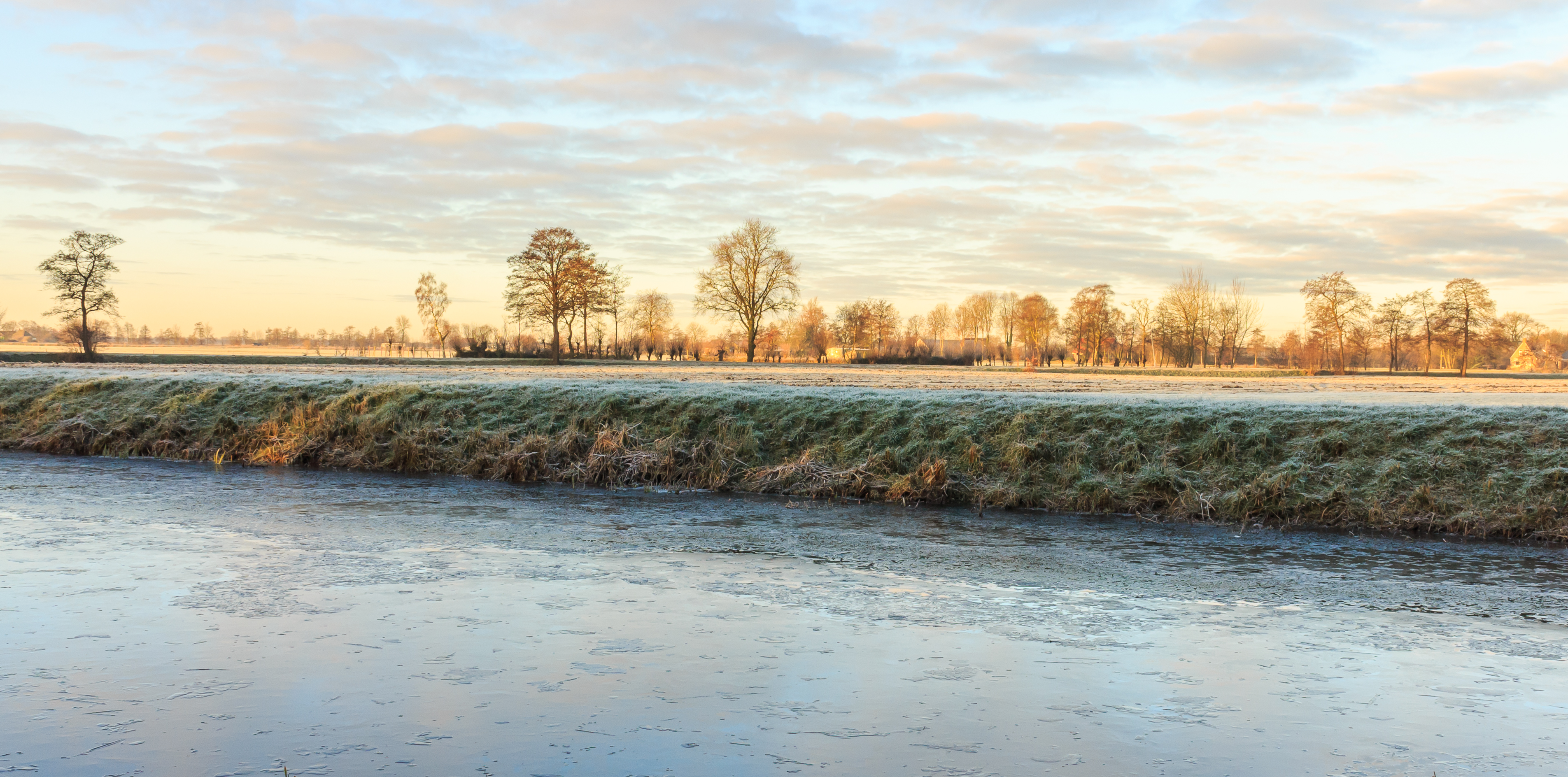 Bevroren landschap bij zonsopgang. It Súd De Fryske Marren 03