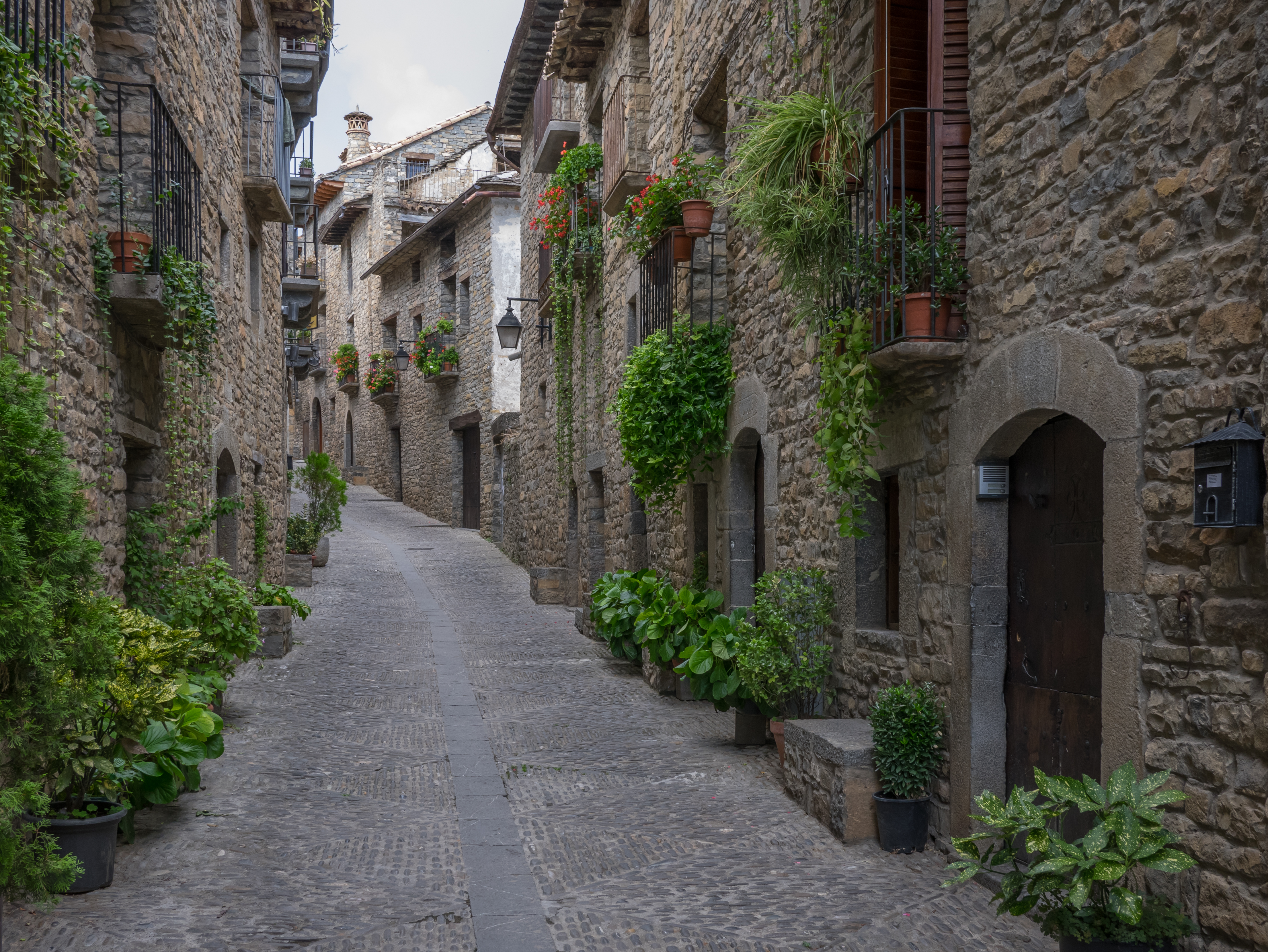 Aínsa - Casco Antiguo - Calle Santa Cruz 01