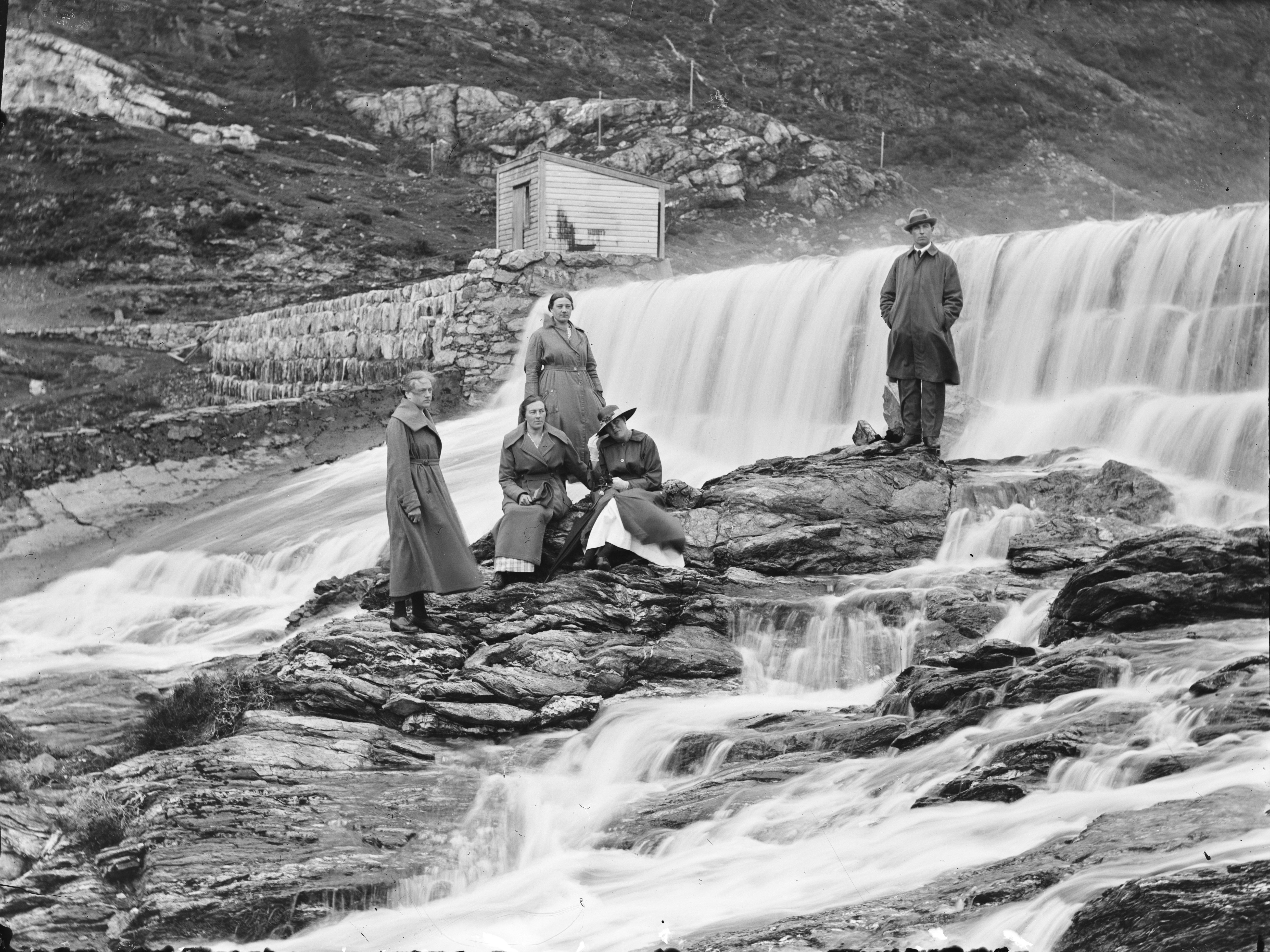 Group photo by the dam (4545524756)