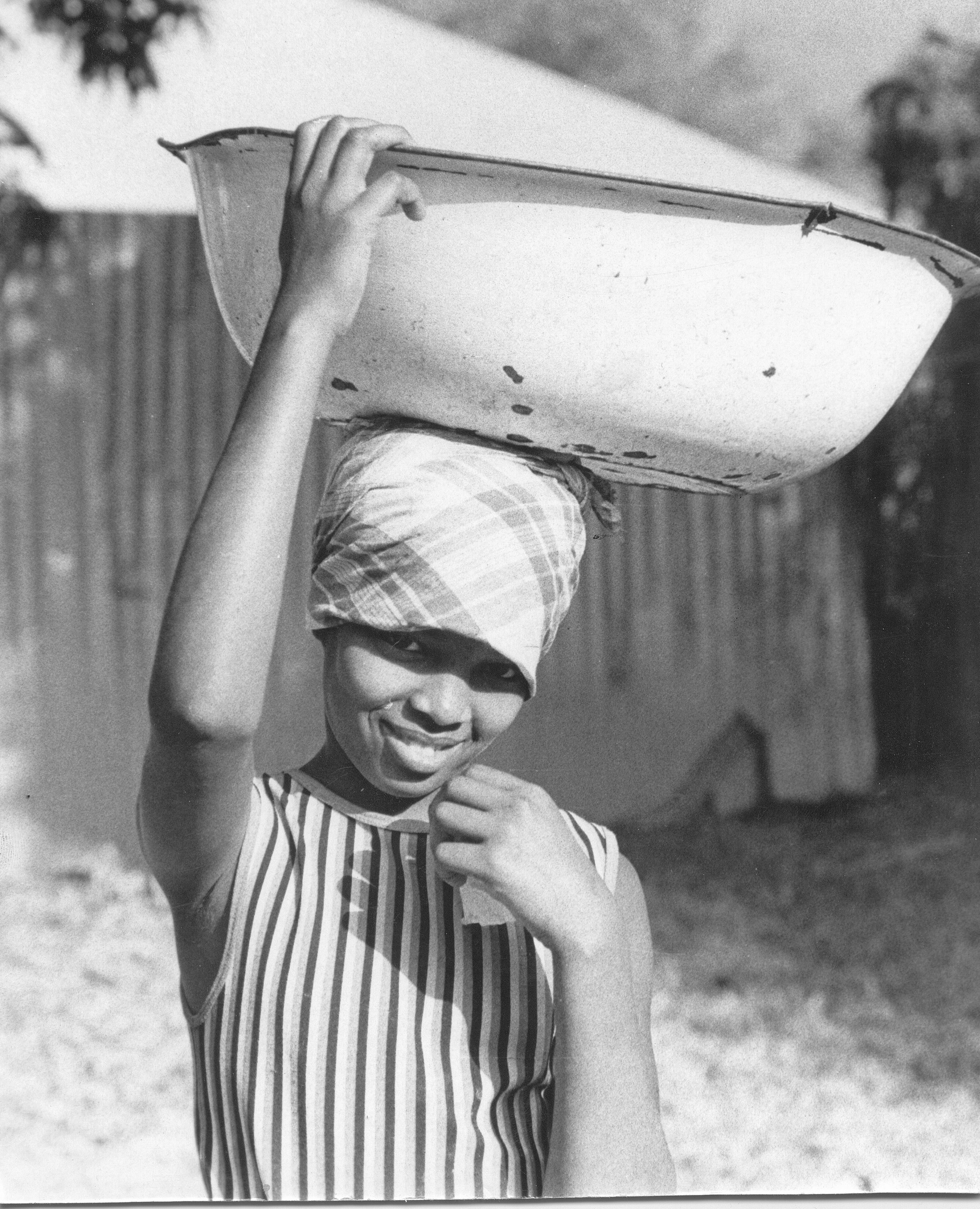 Girl on her way to get water, Kabala, Sierra Leone (West Africa) (429383227)