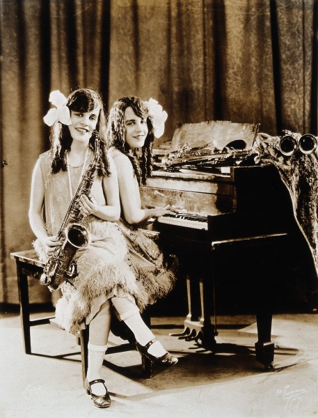 Daisy and Violet Hilton, conjoined twins, with piano and sax Wellcome V0029580