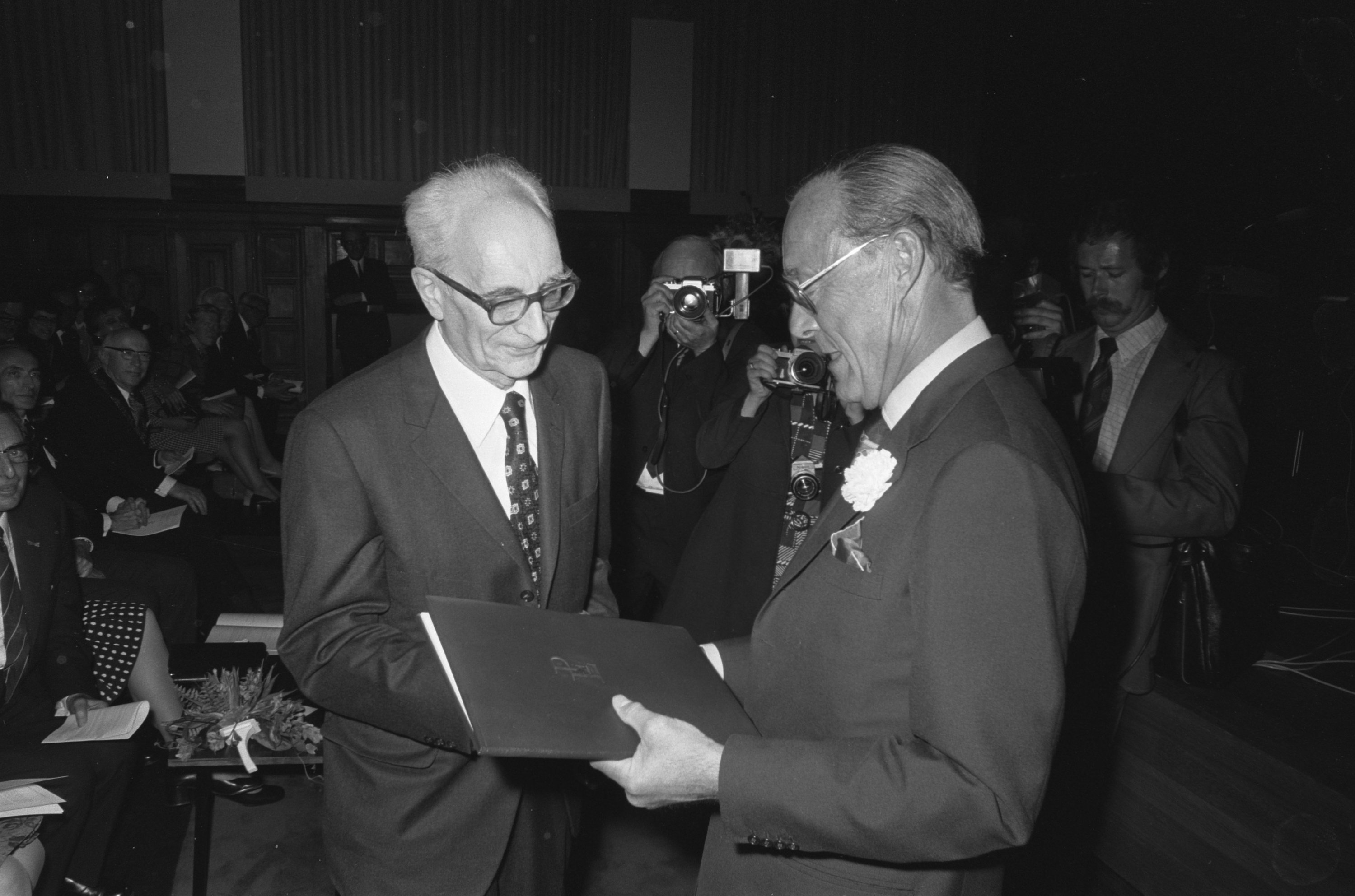 Prins Bernhard reikt Erasmusprijs uit aan prof. Claude Levi Strauss in Tropenmuseum in Amsterdam