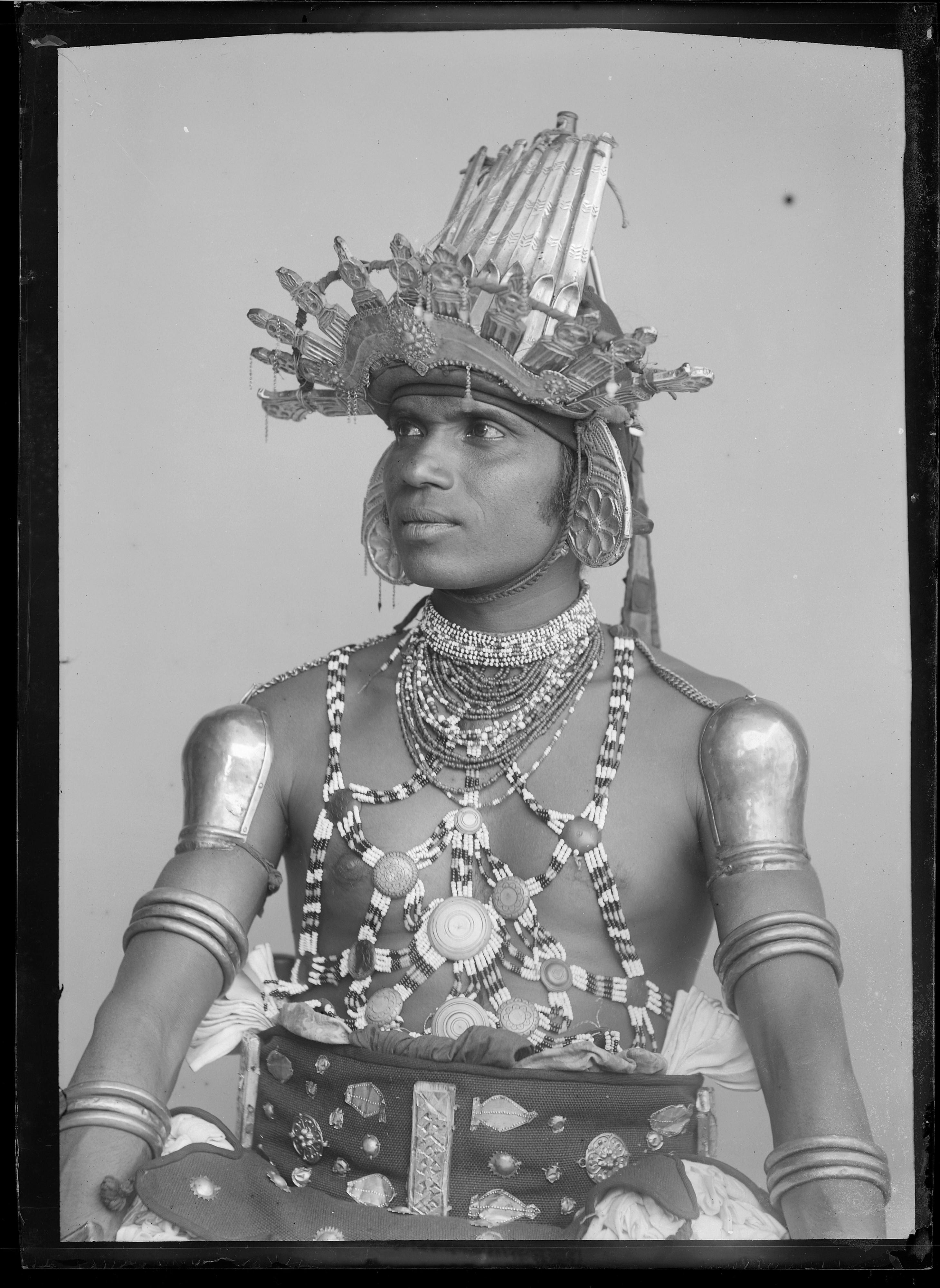 Ceylan, danseur avec un casque en argent repoussé - Fonds Trutat - MHNT.PHa.138.B63.110