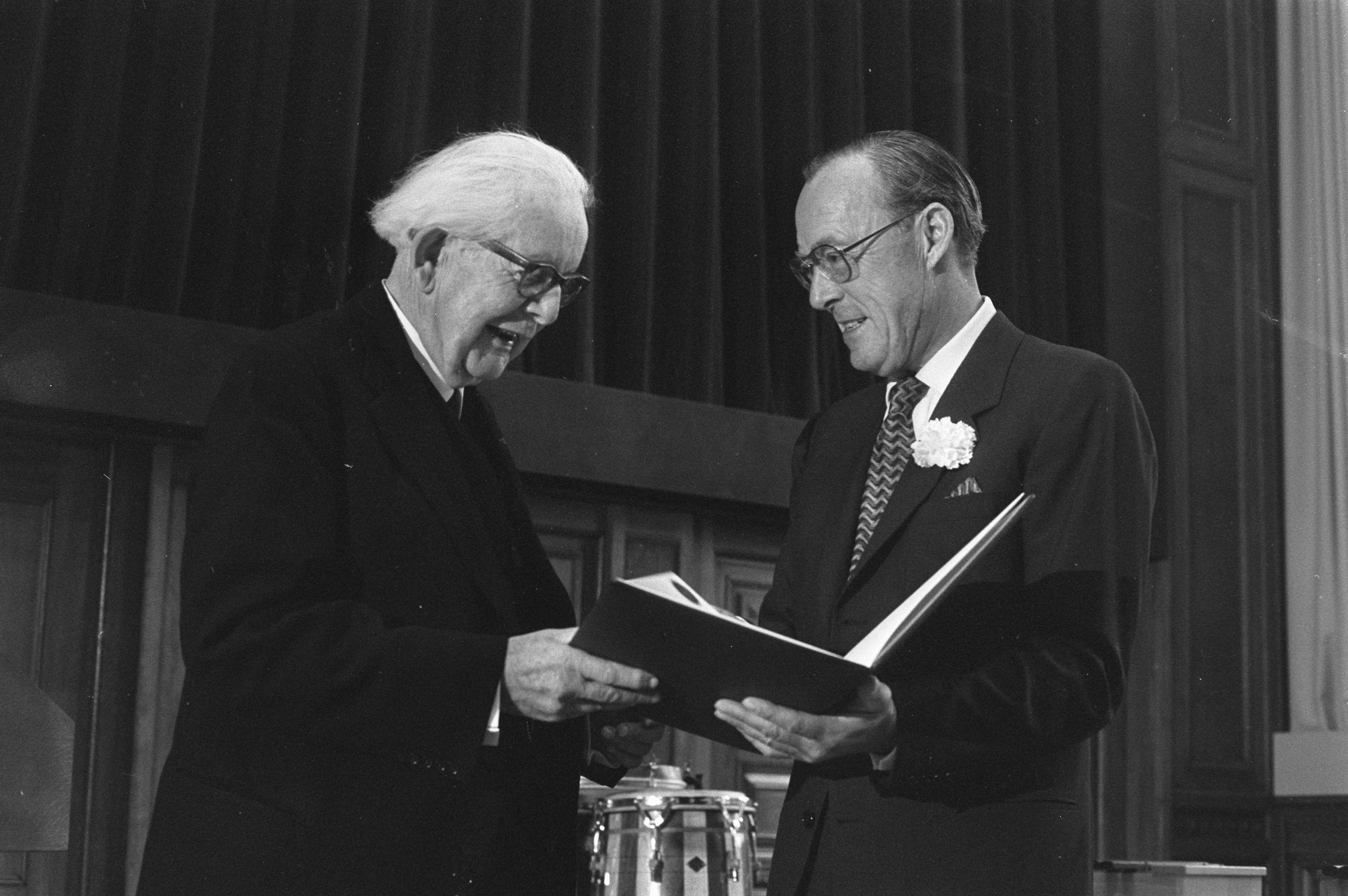 Uitreiking van de prijs door prins Bernhard aan de Zwitserse psycholoog-pedagoog professor Jean Piaget (l)