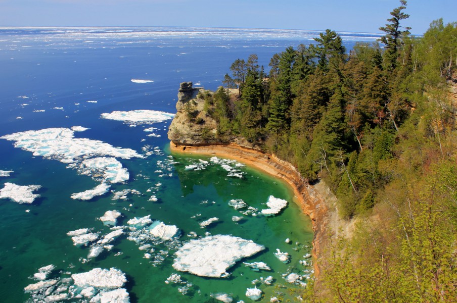 Gfp-michigan-pictured-rocks-national-lakeshore-bay-around-of-miners-castle