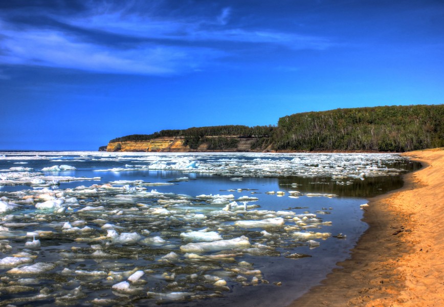 Gfp-michigan-pictured-rocks-national-lakeshore-icy-bay