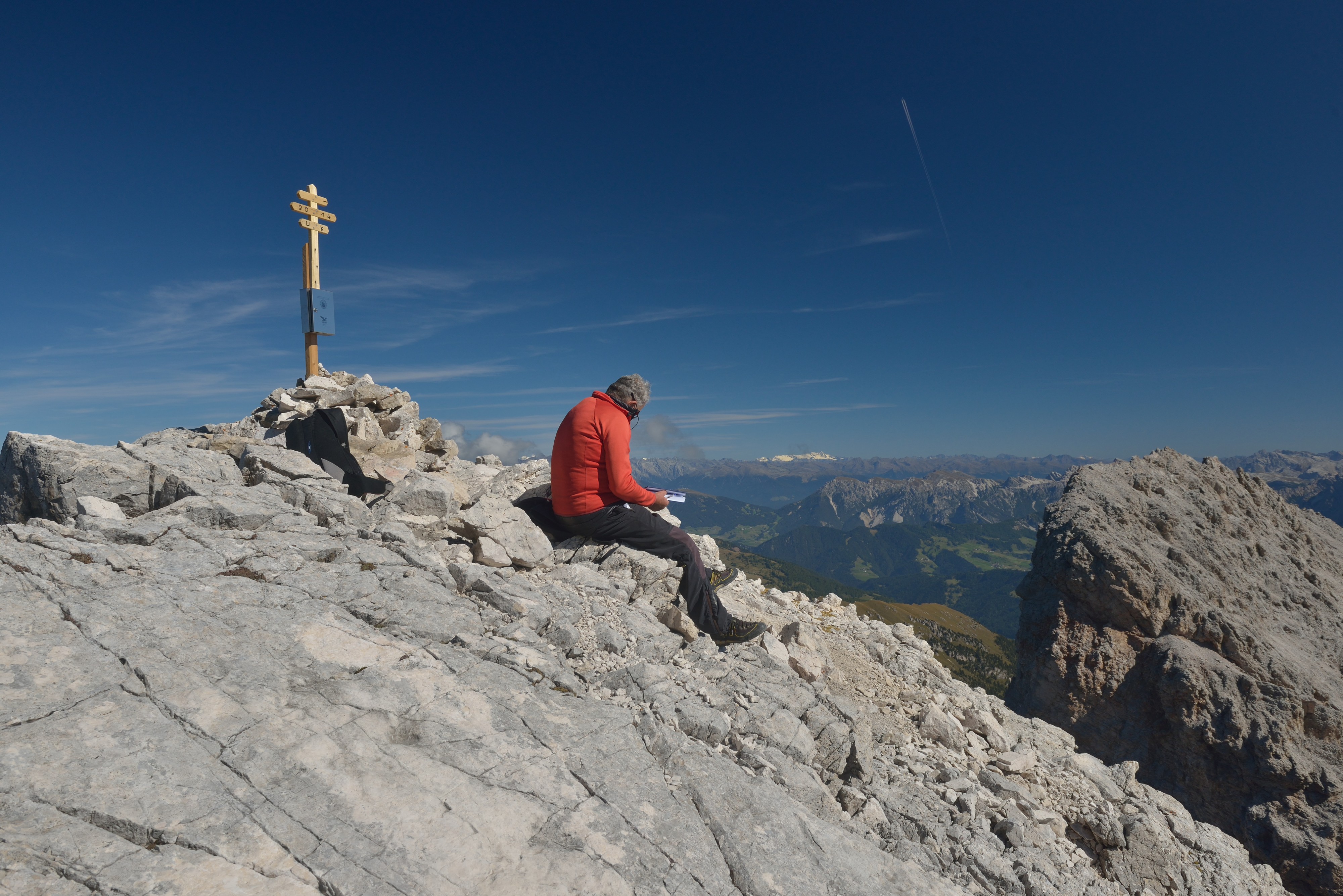 Odla de Valdusa peak cross and peak book