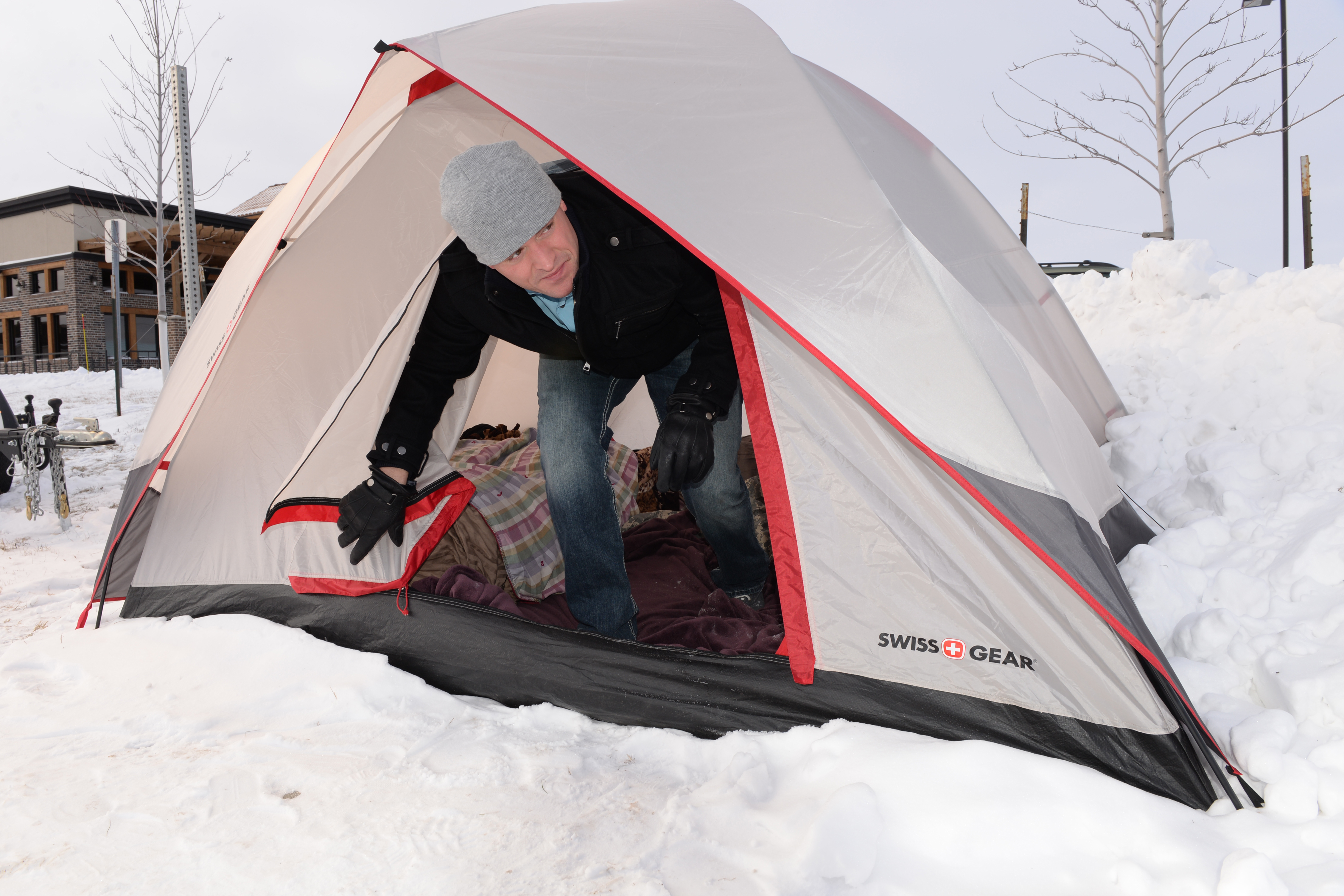 North Dakota Guardsman sleeps in freezing temperatures to draw attention to homeless veterans 151218-Z-WA217-062