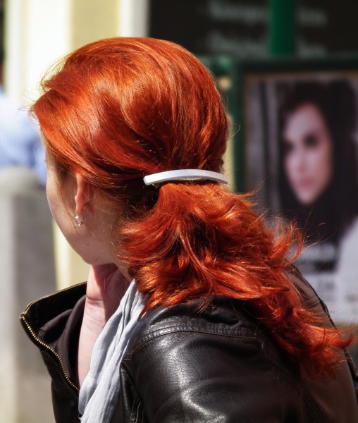 Frau mit langen roten Haaren Juni 2012