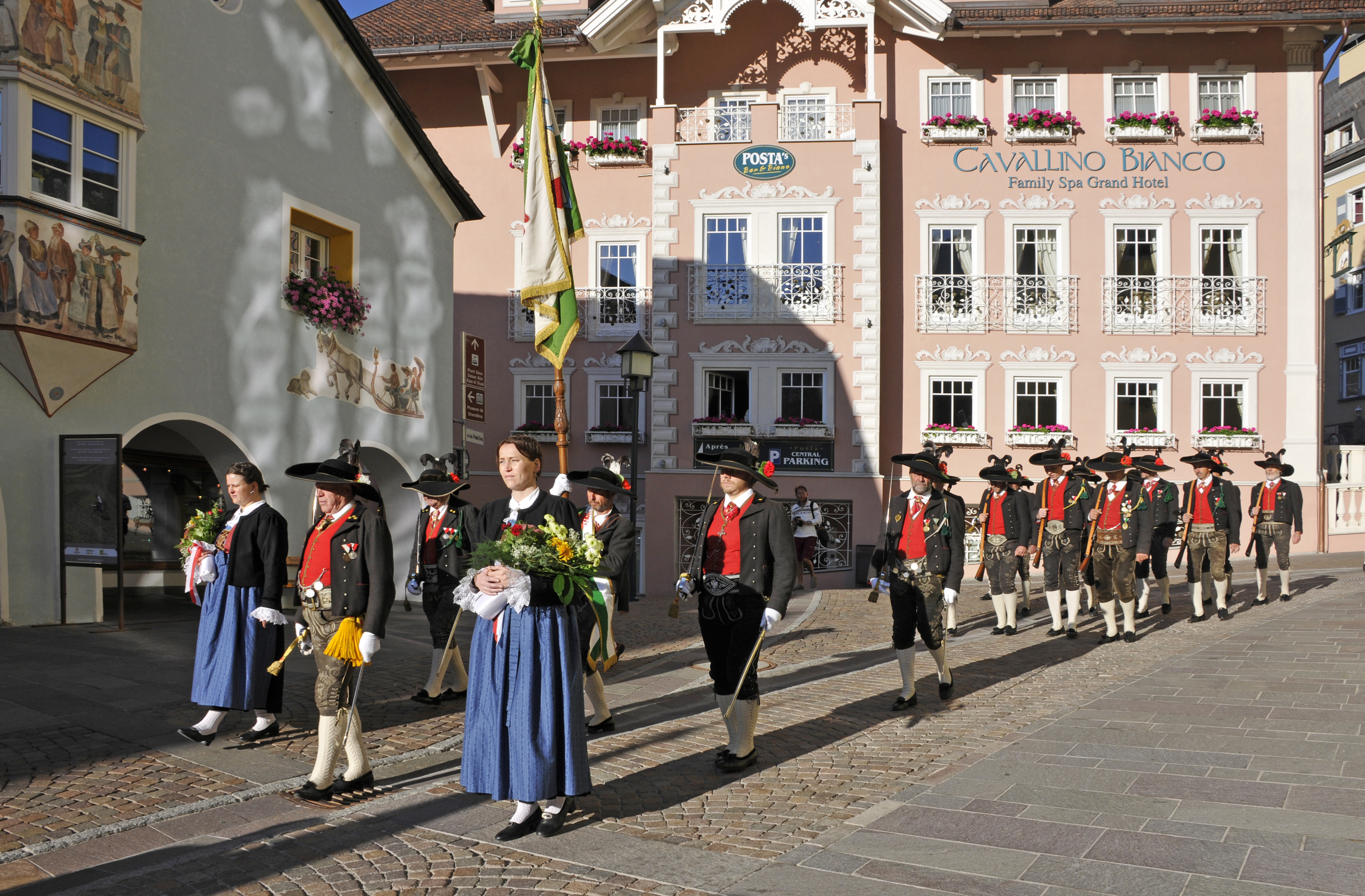 Schützenkompanie in Grödner Tracht