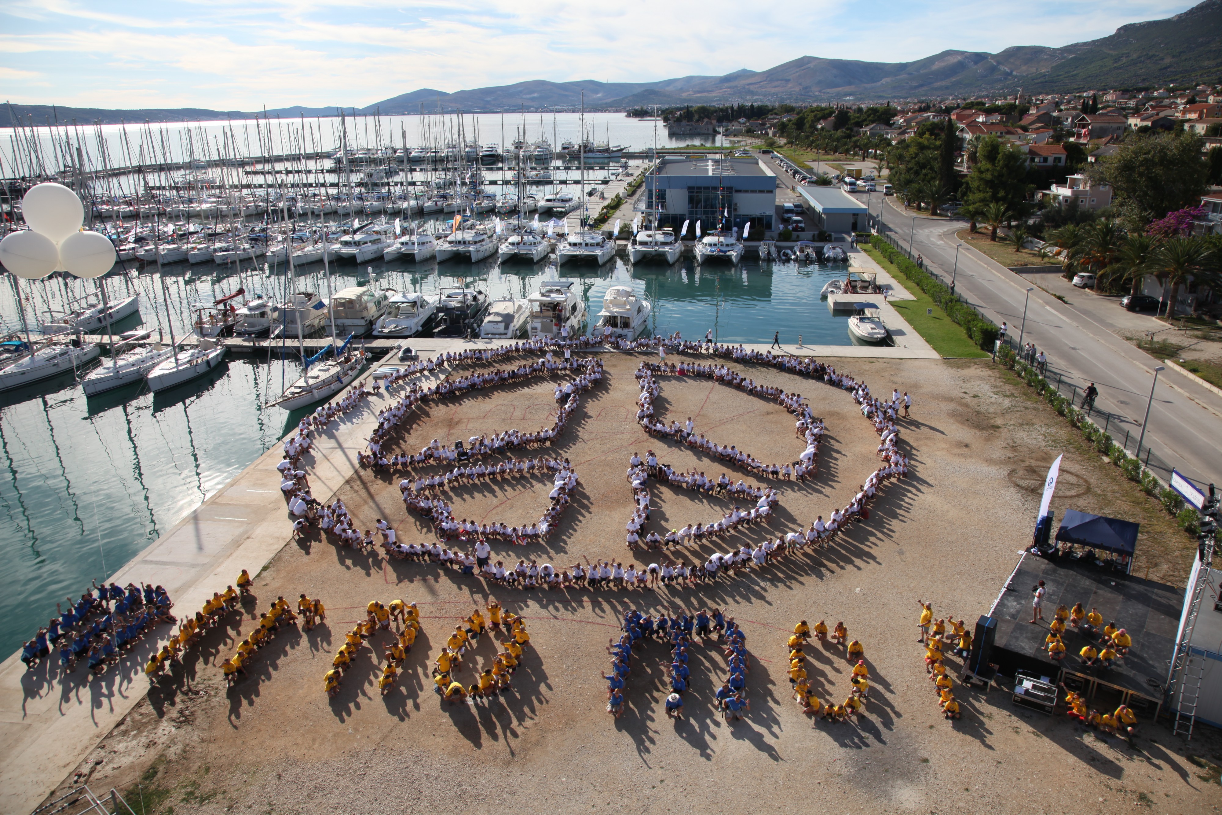 Peacefleet mirno more (peace sign built with people)