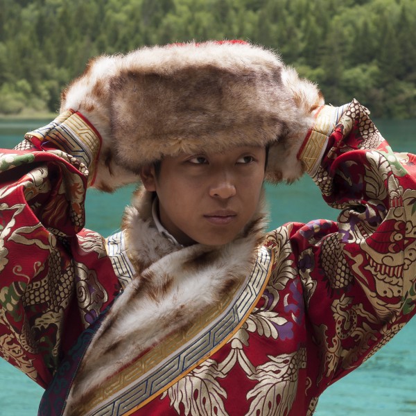 Jiuzhaigou Sichuan China Man-in-traditional-costume-02