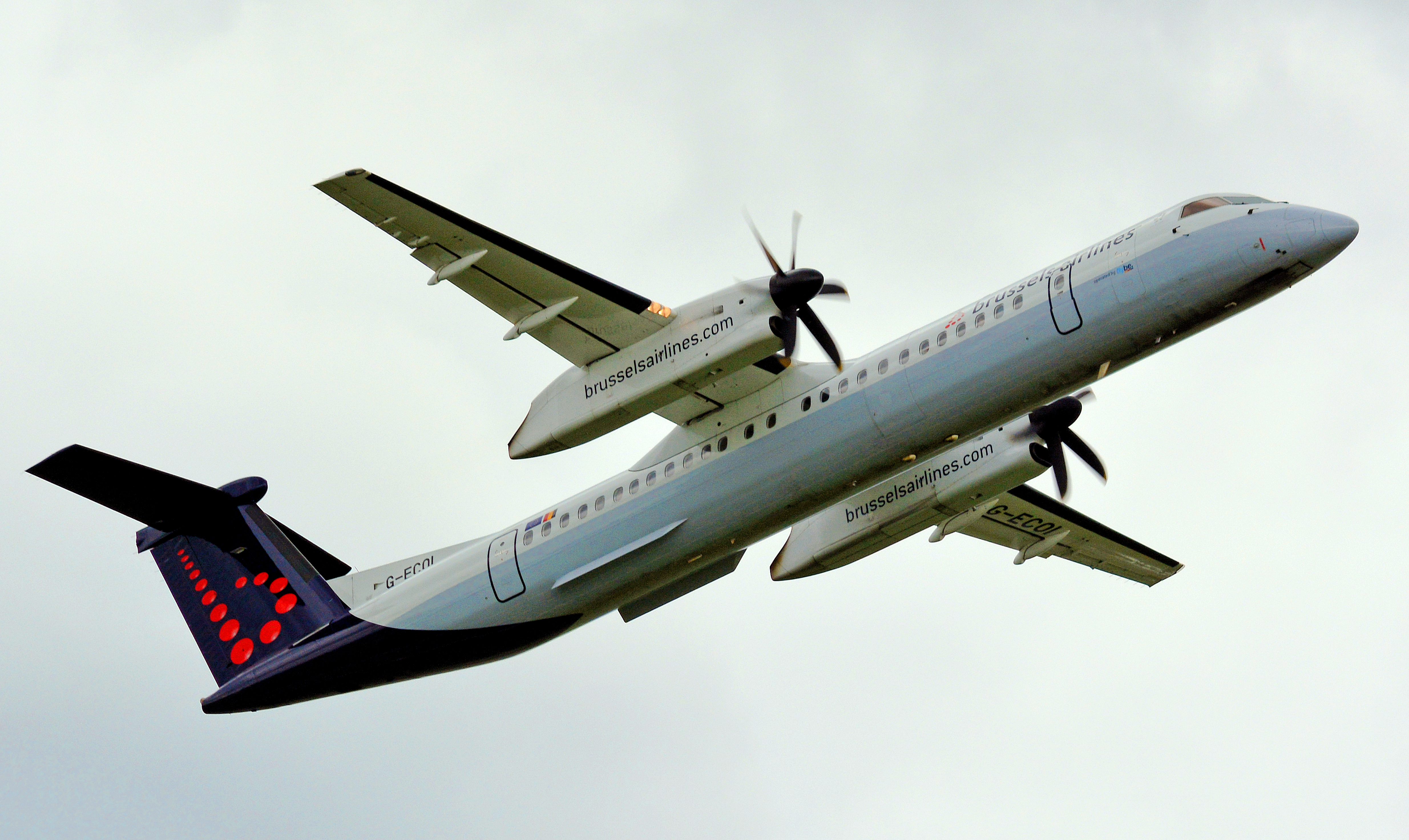 De Havilland Canada DHC-8-402Q (G-ECOI) 02