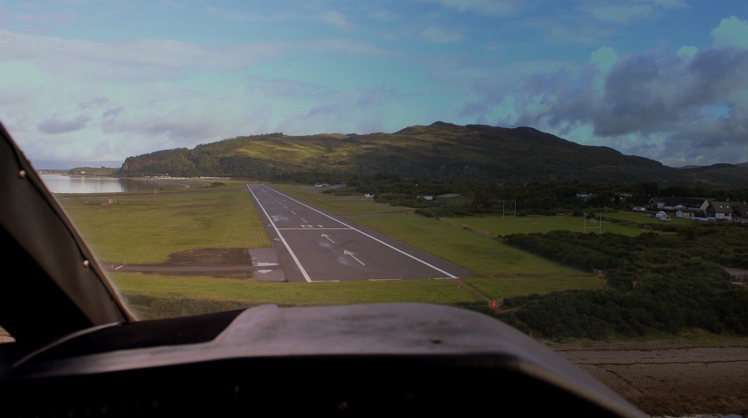 HEBRIDEAN AIR SERVICES FLIGHT 302 FROM ISLAY TO OBAN ON A TIGHT LEFT BASE FOR RUNWAY 01 AT OBAN BN2B ISLANDER G-HEBO SCOTLAND SEP 2013 (9686097779)