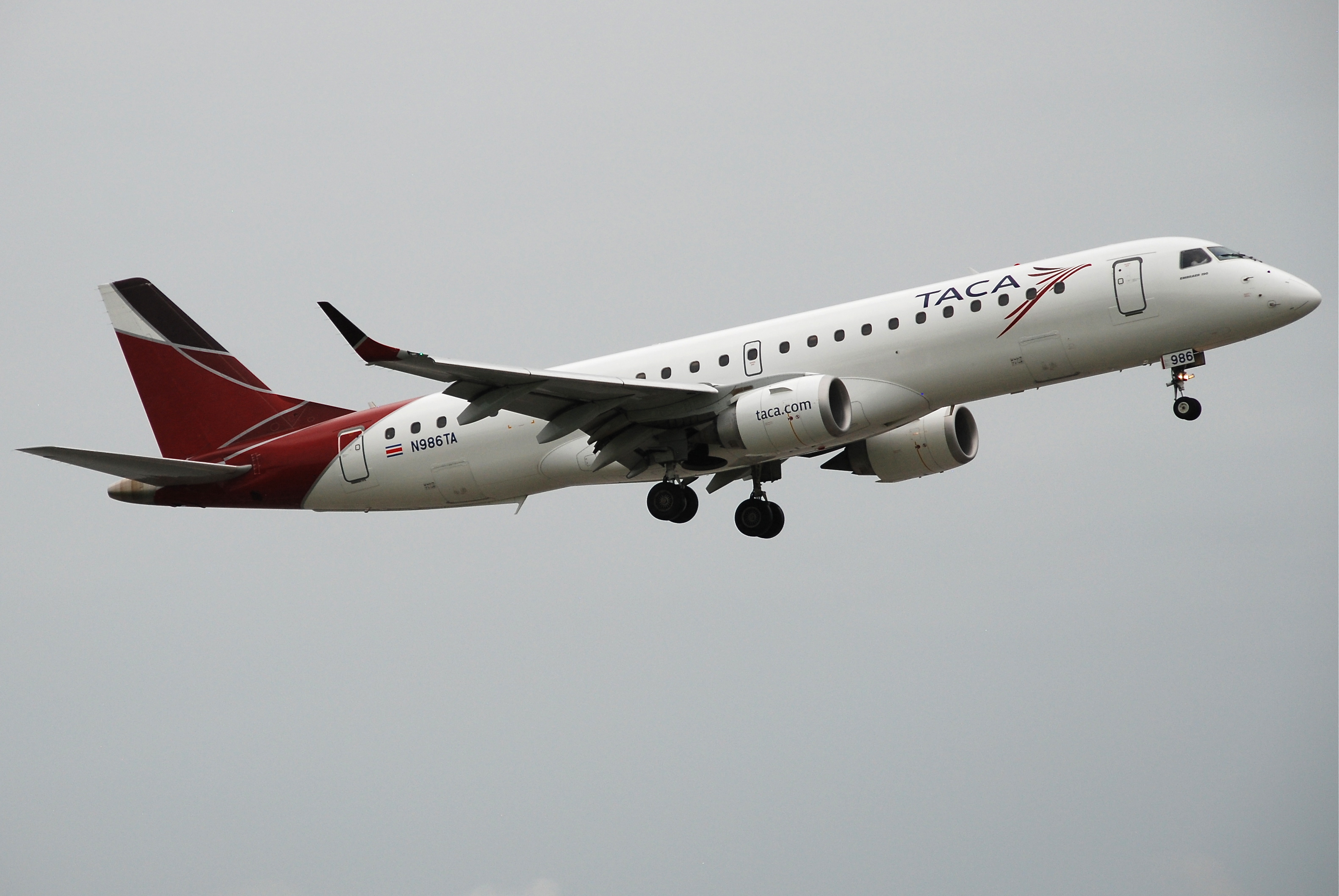 TACA Embraer ERJ190; N986TA@MIA;17.10.2011 626mn (6697991167)