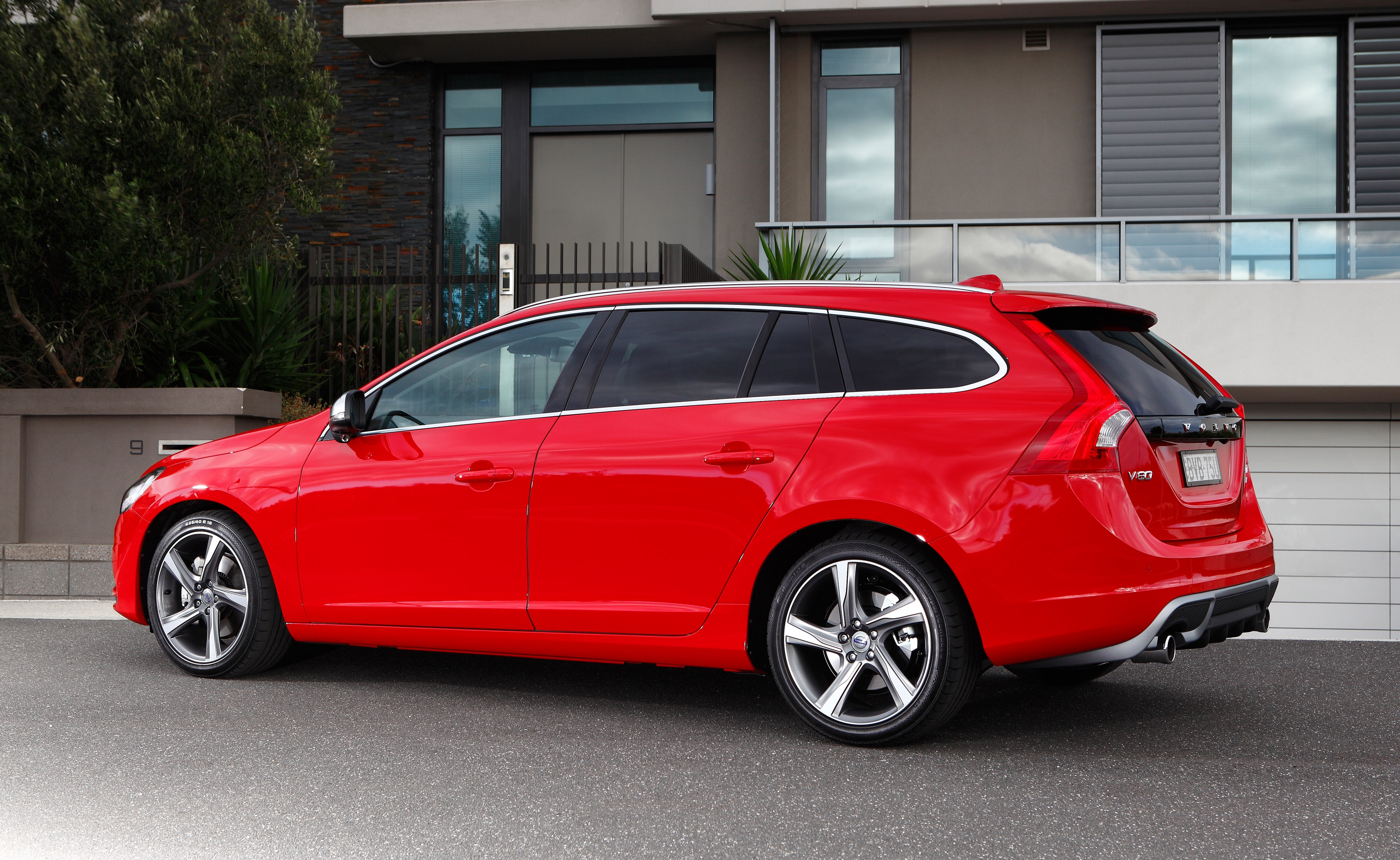 2011 Volvo V60 T6 R-Design station wagon (2011-03-02) 02