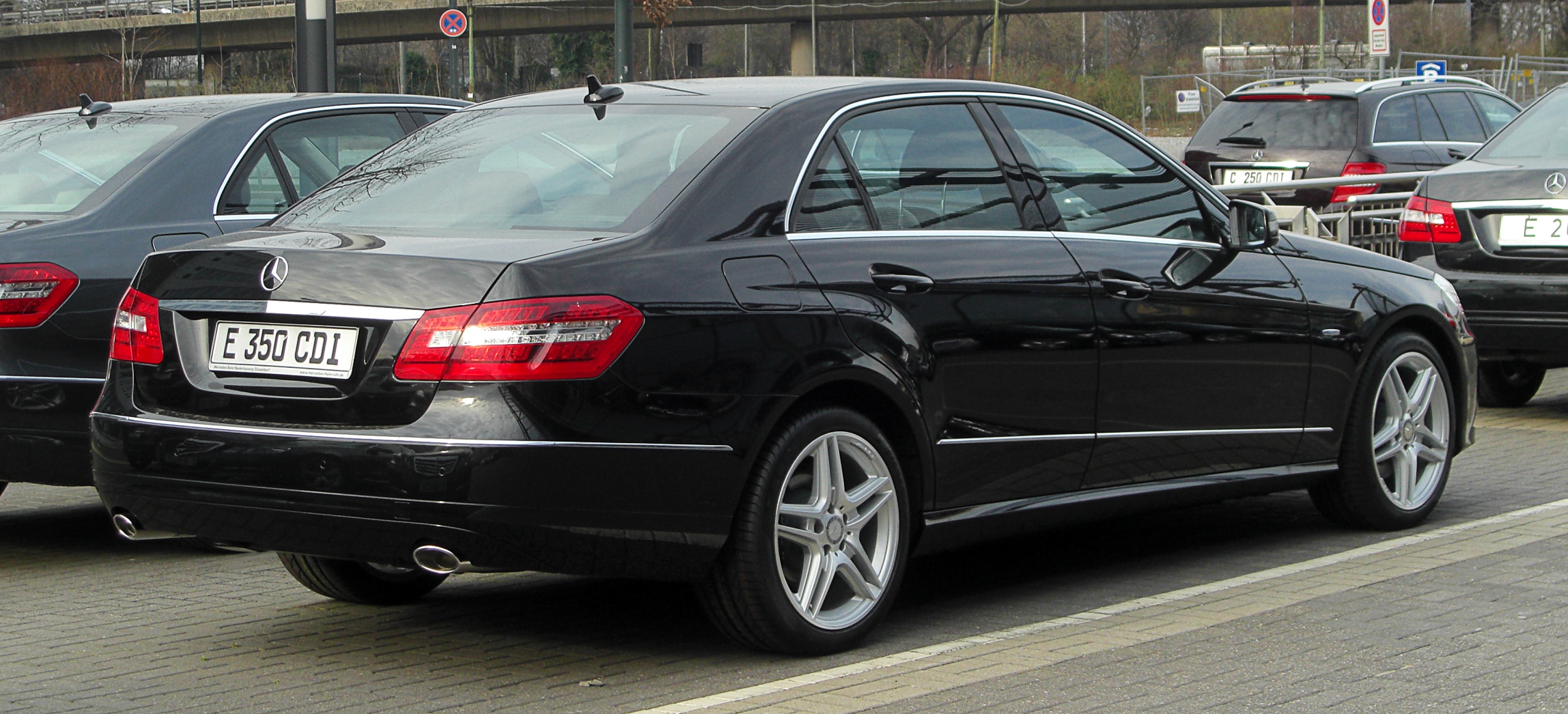 Mercedes-Benz E 350 CDI BlueEFFICIENCY Avantgarde (W 212) – Heckansicht, 12. März 2011, Düsseldorf