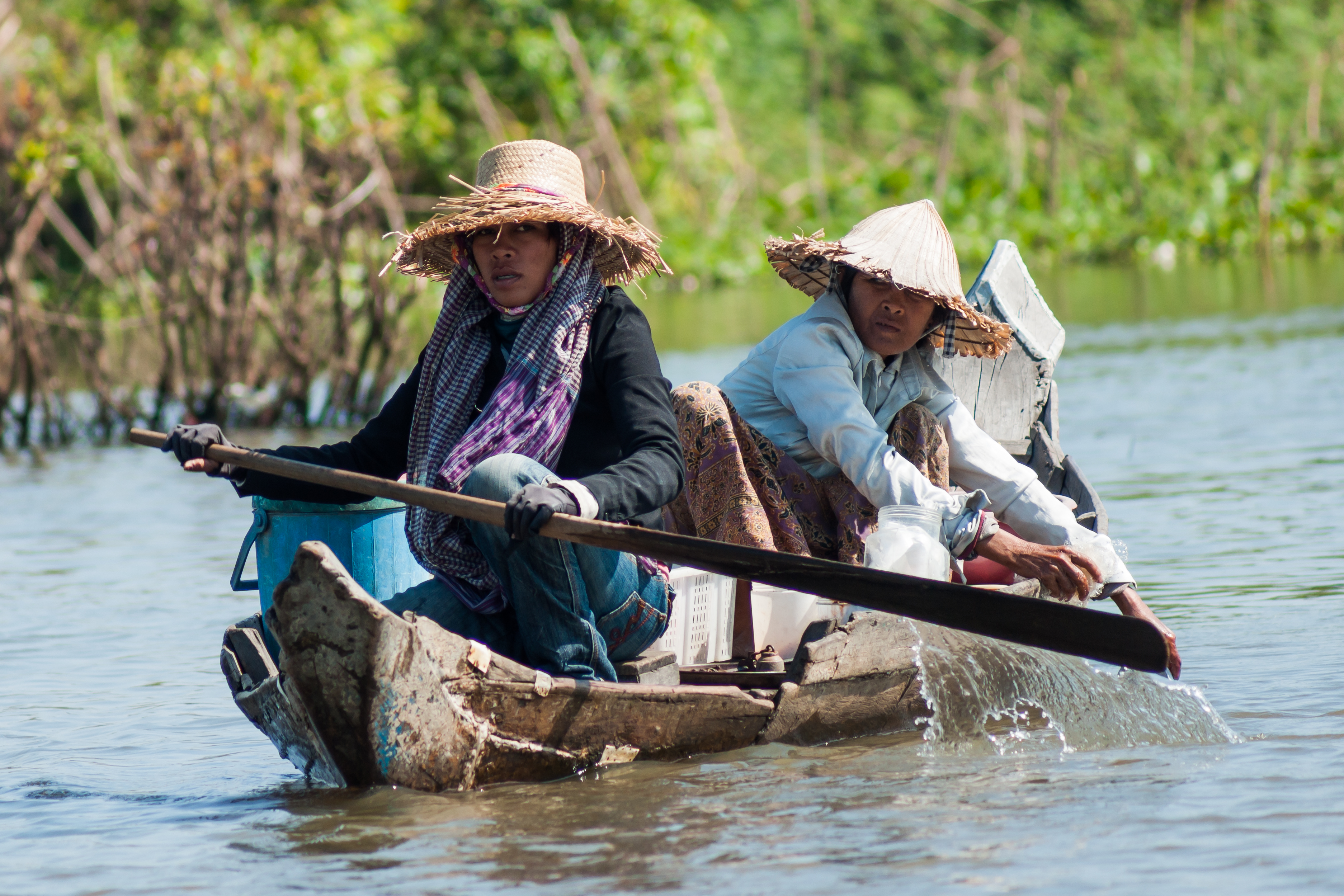 Tonle Sap Siem Reap Cambodian-couple-steering-their-boat-01