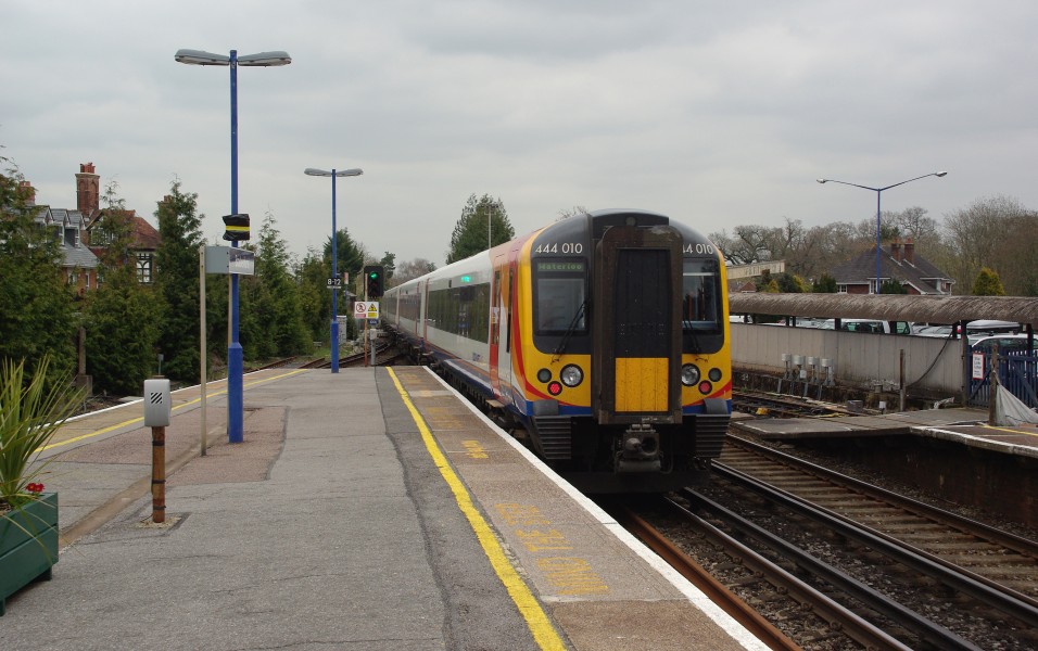 Brockenhurst railway station MMB 03 444010