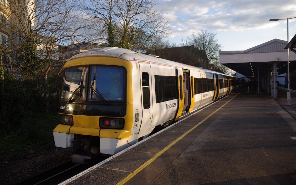 Bromley North railway station MMB 01 465931