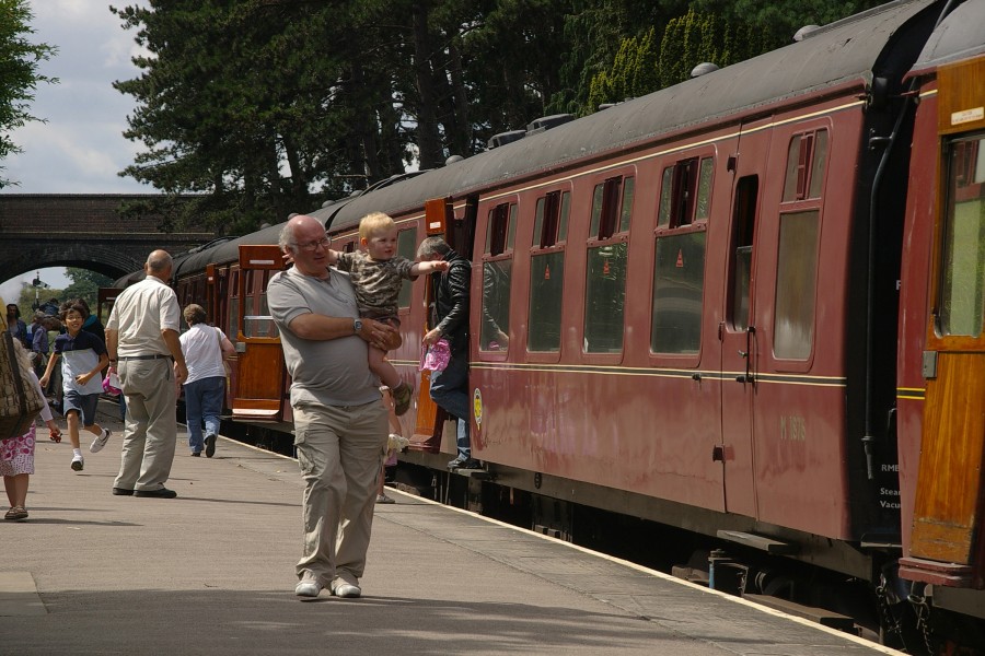 Cheltenham Racecourse railway station MMB 06